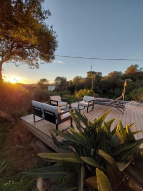 LA TERRASSE DES LAURIERS SUR L'ÎLE DU LEVANT